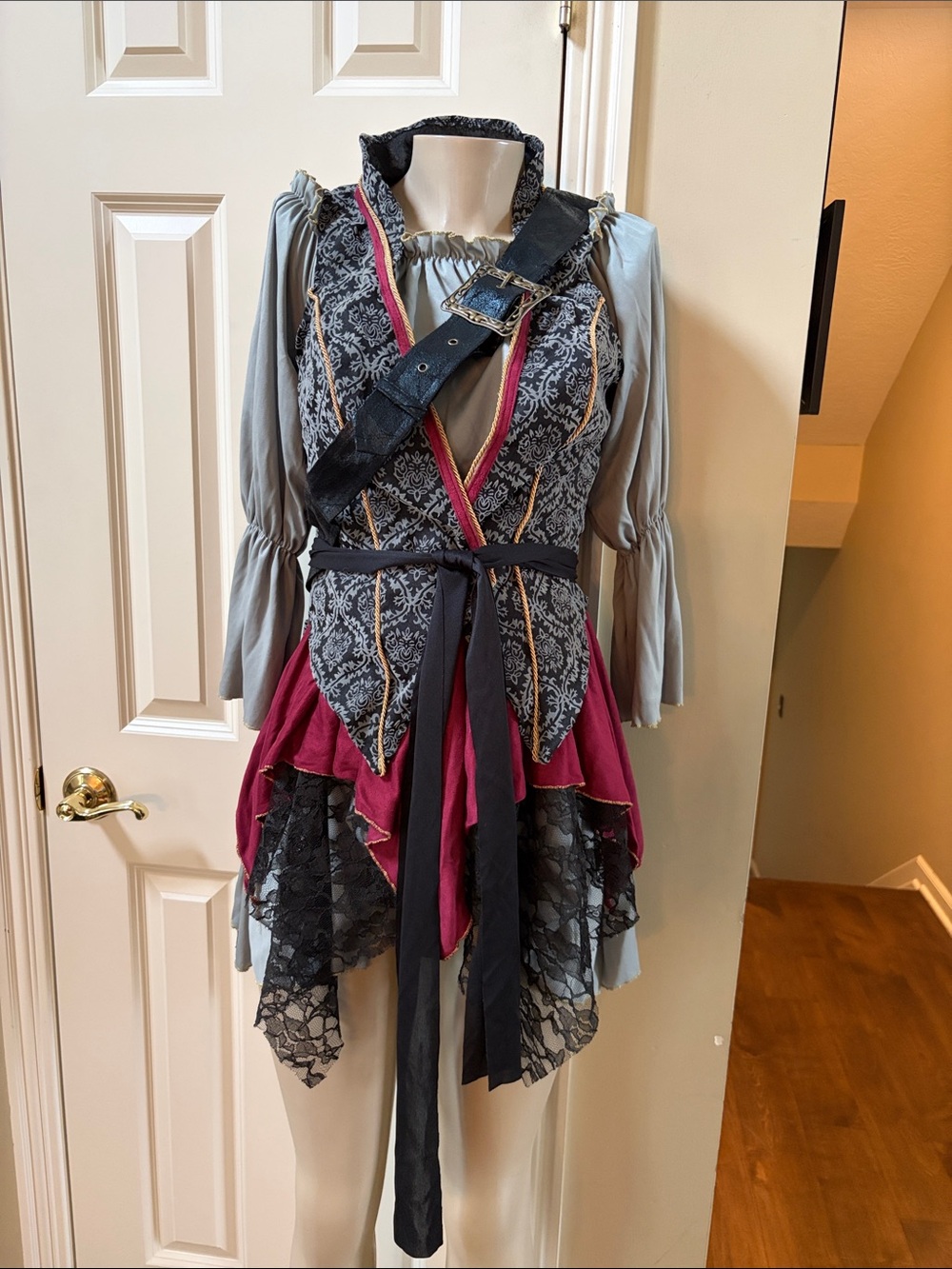Women's Renaissance-Inspired Castaway Costume , adult M(8-10)